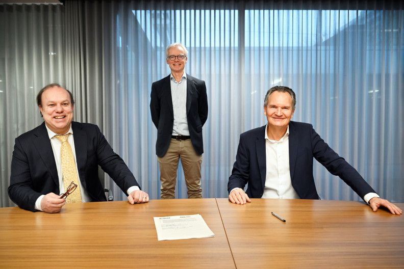 DIFFER-directeur Marco de Baar (links), TU/e-hoogleraar Jom Luiten (midden) en TU/e-voorzitter Robert-Jan Smits bij het tekenen van de MOU. Foto: Bart van Overbeeke.