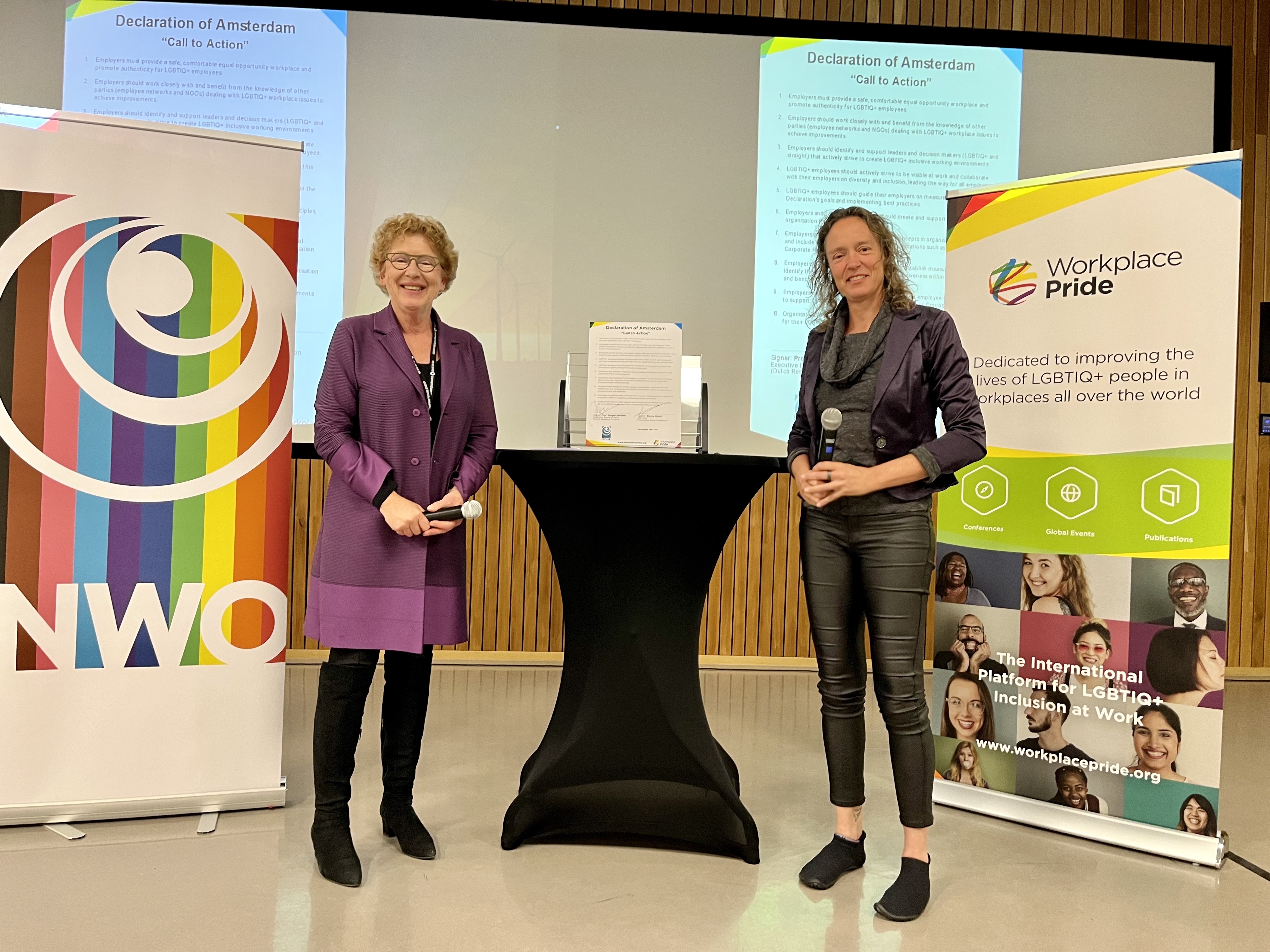 Margot Weijnen and Bianca Nijhof signing the Declaration of Amsterdam