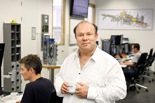 Marco de Baar in the control room of DIFFER