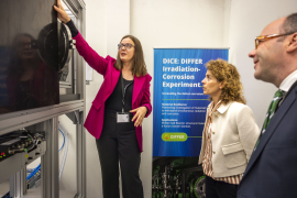 Minister Sophie Hermans visits DIFFER and looks at DICE facility