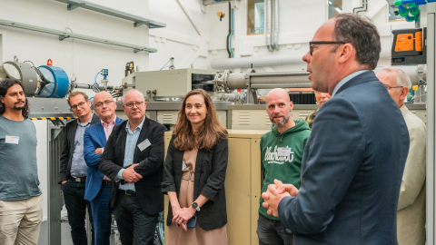 Gedeputeerde Martijn van Gruijthuijsen opent DICE, het DIFFER Irradiation-Corrosion Experiment