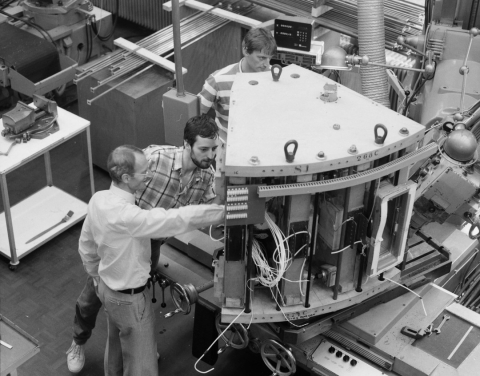 Tony Donne (centre) inspecting a sector of the RTP tokamak in 1987 together with Marnix van der Wiel (institute director, left) and Peter Wortman (workshop, right). Credit: DIFFER
