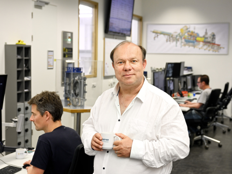 Marco de Baar in the control room of DIFFER
